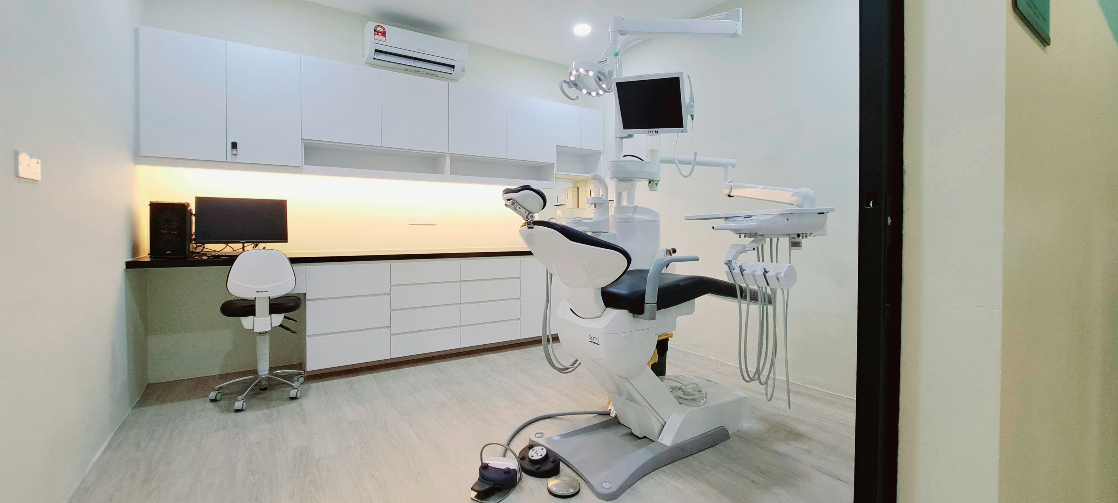 JDental Specialists surgery room